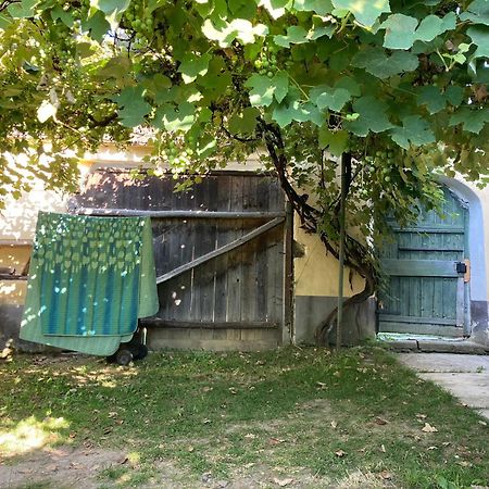 House By The Church - Entire House Crit Экстерьер фото