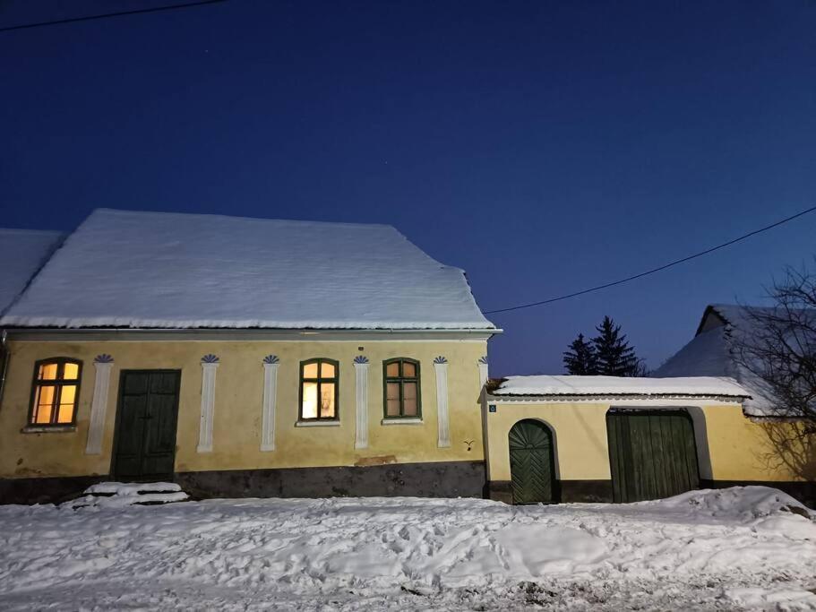 House By The Church - Entire House Crit Экстерьер фото