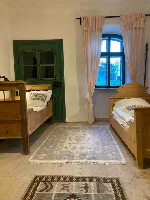 House By The Church - Entire House Crit Экстерьер фото