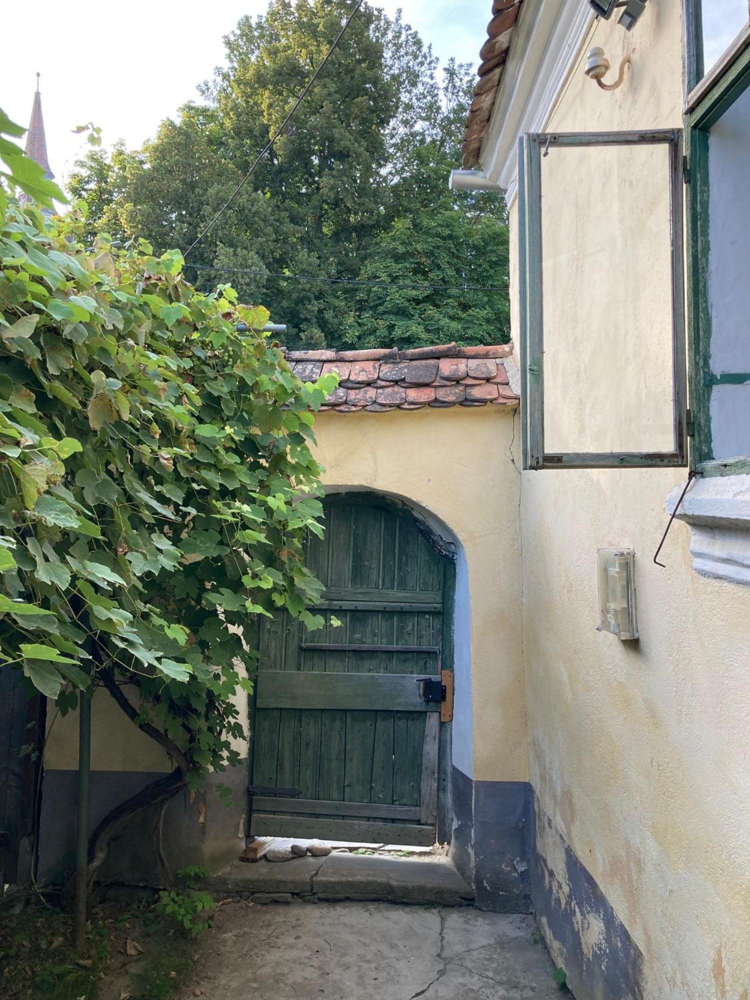 House By The Church - Entire House Crit Экстерьер фото