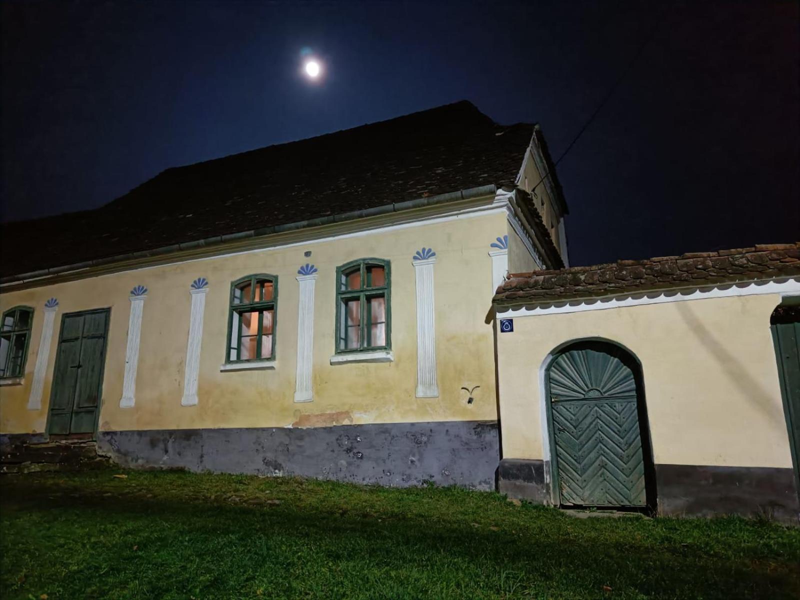 House By The Church - Entire House Crit Экстерьер фото